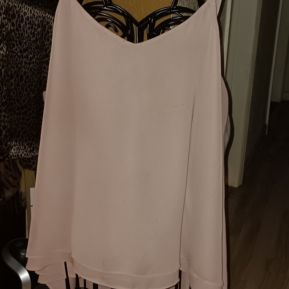 Torrid sz 3 beautiful flowy pink sleeveless top fully lined